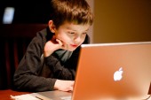 kid using macbook costa rica
