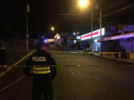 Police continued to guard the crime scene Thursday night. (Screen capture / Teletica Channel 7)