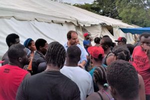 IOM Costa Rica Chief of Mission Roeland de Wilde explains the options to stranded migrants. Photo: IOM / Jorge Gallo
