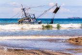 Shipwreck last night spills diesel off Brasilito beach in Guanacaste and is ignored by officials. Instituto de Oceanología, Playa Potrero.