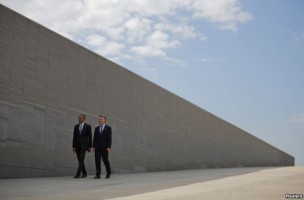 U.S. President Barack Obama and Argentina's President Mauricio Macri visit the Parque de la Memoria (Remembrance Park) where they will honor victims of Argentina's Dirty War on the 40th anniversary of the 1976 coup. (REUTERS OMX)