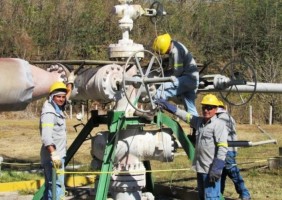 Workers at the Miravalles geothermal plant in the province of Guanacaste, Costa Rica, March 14, 2016. TRF/Fabíola Ortiz